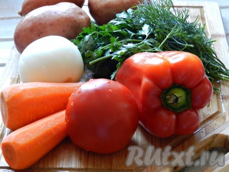 Овощи вымыть, очистить лук, морковь и картофель.