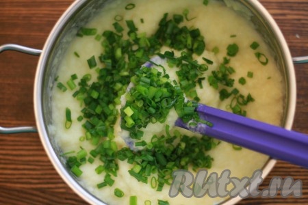 Добавьте в пюре нарезанный зелёный лук, соль, перец и ещё раз перемешайте.
