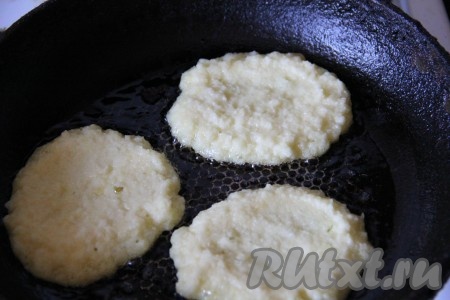 Переходим к приготовлению. Сковороду нагреть и смазать растительным маслом. С помощью ложки выложить на сковороду тесто, формируя оладушки из картофеля.

