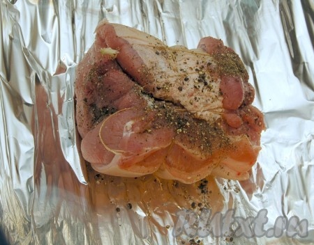 Завернуть кусок свинины в фольгу и отправить запекаться в нагретую до 220 градусов духовку на час-полтора. 
