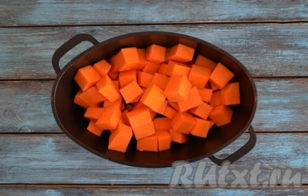 Сложить кубики тыквы в чугунок или толстостенную кастрюлю. Можно также использовать и керамическую форму для запекания в духовке.
