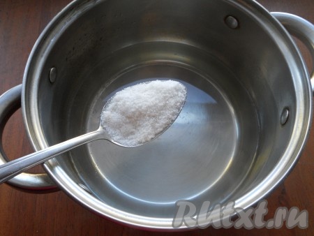 Для приготовления маринада в воду добавить соль и сахар, довести до кипения, прокипятить 2-3 минуты, после чего влить уксус. Еще раз вскипятить и горячим маринадом залить капусту в банке.

