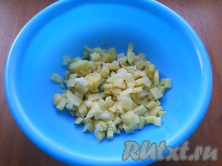Картошку, сваренную в кожуре, очистить и нарезать небольшими кубиками. 