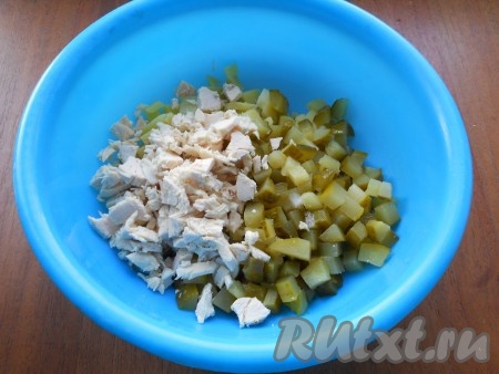 К картофелю добавить нарезанный кубиками маринованный огурец и нарезанное кусочками куриное филе. 