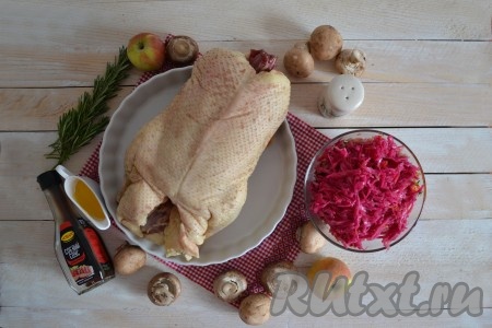 Подготовить необходимые ингредиенты для приготовления утки с квашеной капустой в духовке