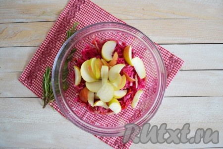 Яблоки вымыть и нарезать вместе с кожурой небольшими ломтиками, соединить с квашеной капустой.

