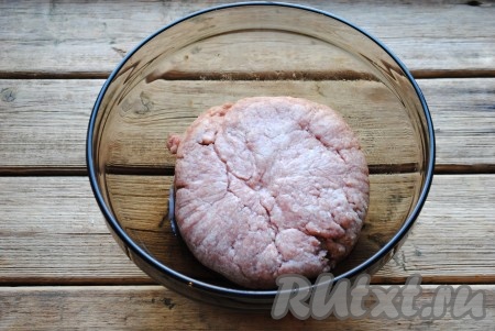 Мясо вымыть под холодной проточной водой, обсушить и нарезать на небольшие кусочки. Пропустить мясо через мясорубку. 