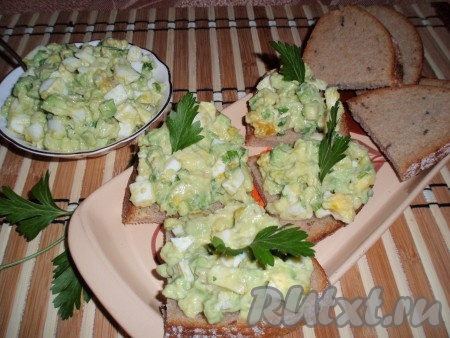 Бутерброды с авокадо и яйцом