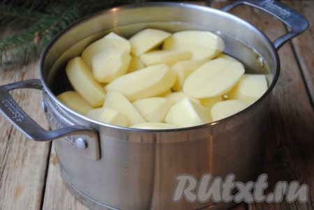 Пока тесто подходит, нужно сделать начинку. Картошку вымыть, очистить и отварить до готовности в подсоленной воде. 
