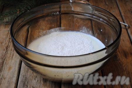 В тёплое молоко добавить сахар и дрожжи, всыпать 5 столовых ложек просеянной муки, перемешать. Оставить получившуюся опару минут на 30 в тёплом месте (на поверхности опары должна появиться пышная шапочка). 