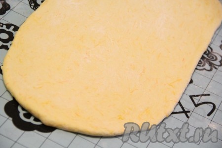 На столе, присыпанном мукой, или на силиконовом коврике раскатать тесто в пласт толщиной 1 см. 