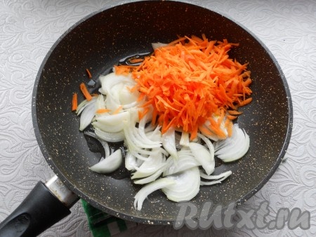 Лук, нарезанный тонкими полукольцами, и натертую на крупной терке морковь поместить в сковороду, влить растительное масло.
