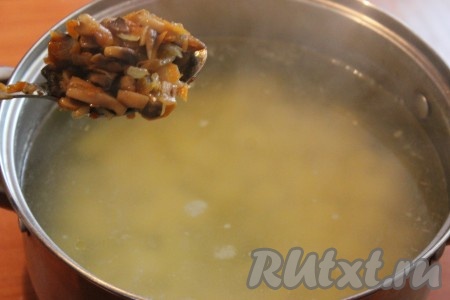 Когда картошка будет практически готова, добавить зажарку из овощей с шампиньонами в суп с курицей и проварить, примерно, 10 минут.
