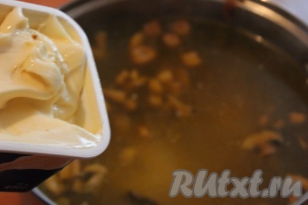 Затем добавить плавленный сыр и хорошо перемешать, чтобы сыр полностью растворился. Посолить и добавить специи по вкусу.
