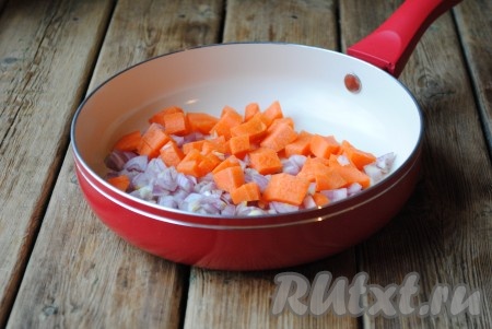 Лук и морковь очистить, вымыть, нарезать кубиками и обжарить на небольшом количестве растительного масла до мягкости, иногда помешивая. 