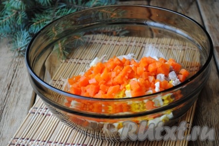 Картофель и морковь отварить, не очищая, затем остудить и очистить. Морковь нарезать кубиками отправить к мясу и яйцам. 
