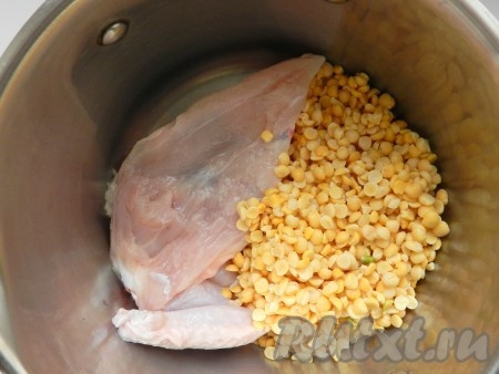 Вымыть мясо, положить в кастрюлю вместе с горохом, залить водой и поставить вариться. Когда вода закипит, снять пену. Варить примерно 50-60 мин.