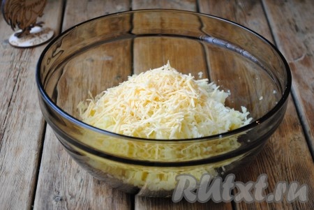 Сыр натереть на тёрке и добавить к натёртому картофелю. 
