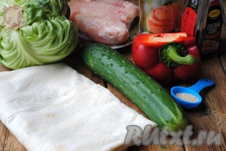 Подготовить необходимые ингредиенты для приготовления ролла из лаваша с курицей и овощами. 