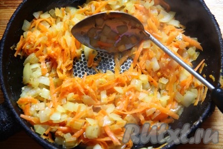 Мелко нарезанный лук и натёртую морковь обжариваем на сковороде на растительном масле на медленном огне, периодически помешивая, в течение нескольких минут. Овощи должны не поджариться, а немного потомиться на горячей сковороде.