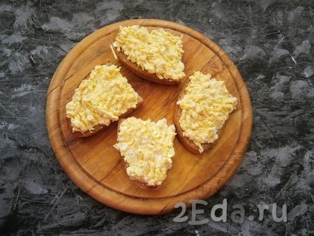Сторону хлеба, натёртую чесноком, щедро смазать подготовленной сырно-яичной массой.