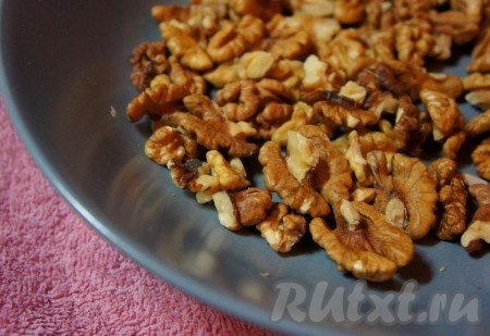 Подготовить грецкие орехи. Желательно, чтобы были цельные половинки орешков.