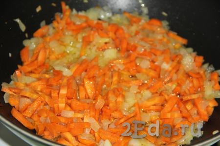 На среднем огне обжарить лук с морковью в течение 3 минут, помешивая.