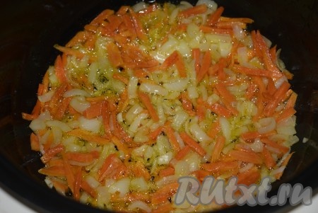 В горячее масло выложить нарезанные лук и морковь, жарить минут 8-10, всё время помешивая.
