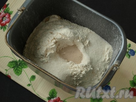 Далее просеять муку с солью, сверху насыпать сахар и дрожжи.
