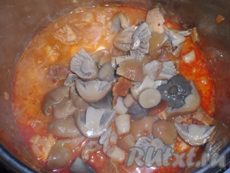Тушить мясо на маленьком огне до мягкости. Примерно за 10 минут до готовности добавить к блюду отваренные заранее грибы (можно использовать замороженные), продолжить тушение.
