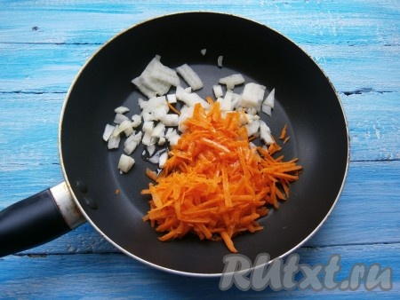 Очищенный лук, нарезанный небольшими кусочками, и очищенную морковь, натертую на крупной терке, выложить на сковороду с растительным маслом.
