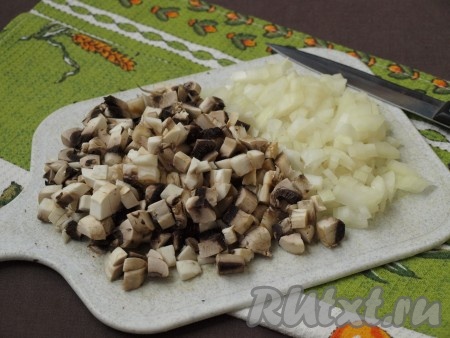 Пока варится картофель, нарезать кубиками шампиньоны и очищенный лук.
