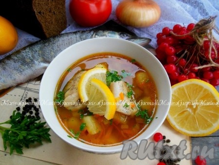 Бородинский хлебушек и соления станут отличным дополнением к рыбному супу из щуки.