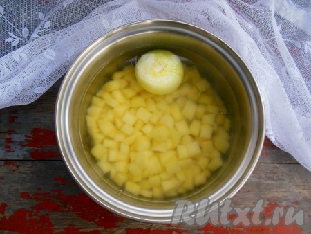 В кастрюлю с водой выложите нарезанный картофель и 1 луковицу, доведите до кипения, снимая пену. Добавьте по вкусу соль. Уменьшите огонь и варите до полуготовности картофеля.
