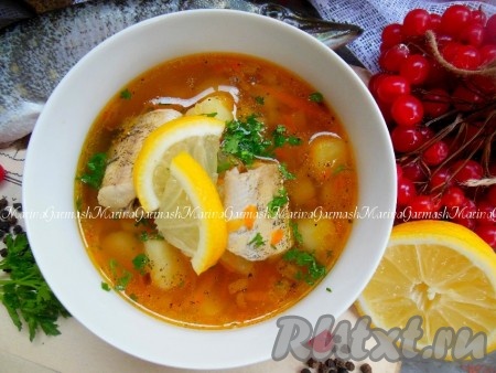 Вкусный, ароматный рыбный суп из щуки готов. При подаче положите в тарелку мелко нарезанную свежую зелень и лимон.

