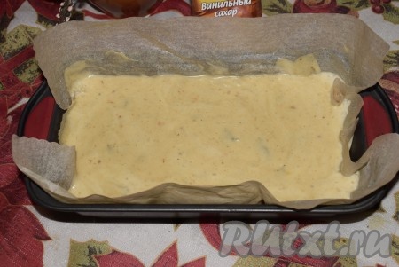 Вылить тесто в форму, предварительно застеленную пекарской бумагой.
