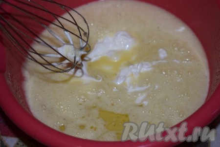 Затем добавить яйца, соду, погашенную уксусом, и сметану.
