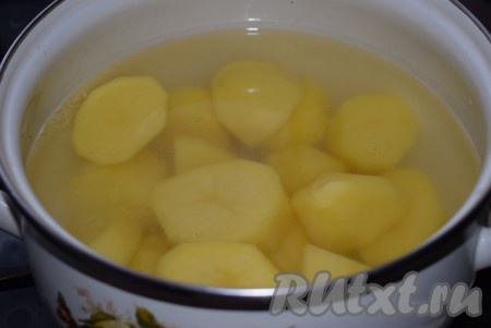 Отвариваем картофель до готовности в подсоленной воде.
