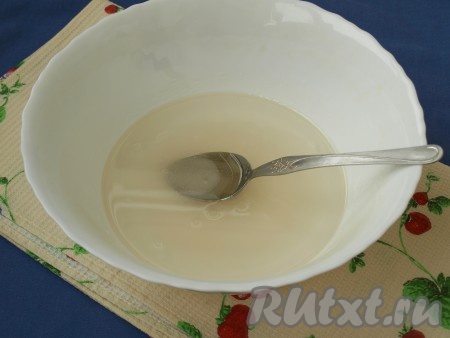 В миске смешать слегка тёплую воду с сахаром, солью, растительным маслом и уксусом.