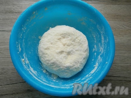 Добавить в кефир соль, растительное масло, просеянную муку. Замесить не слишком крутое тесто. Оставить тесто под пленкой на 20 минут.