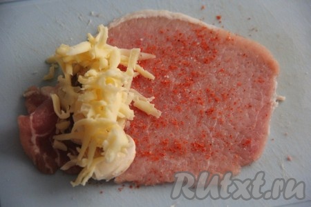 На грибы выложить сыр, натёртый на крупной терке.
