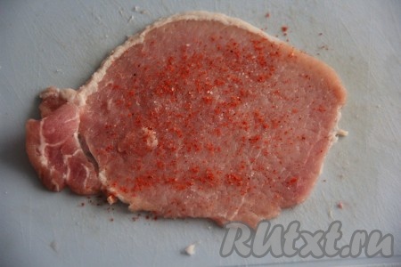 Мякоть свинины нарезать на кусочки толщиной, приблизительно, 1 см. Отбить кусочки свинины молоточком, поперчить, посолить по вкусу. Я еще добавила сладкую паприку.
