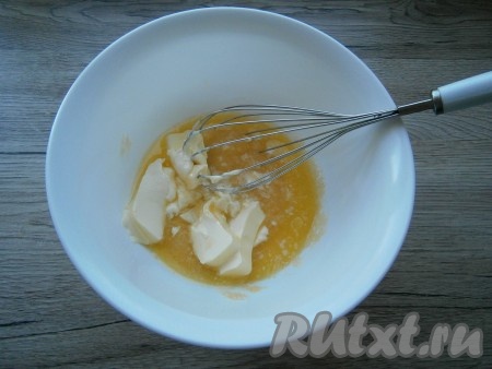 Хорошенько растереть венчиком желтки с сахаром, добавить хорошо размягченное сливочное масло.
