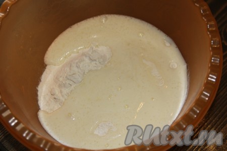 Влить кефирную массу в сухие ингредиенты, перемешать тесто венчиком.
