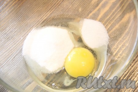 В отдельной миске соединить яйцо, сахар и ванильный сахар.
