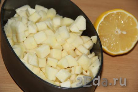 Яблоки очистить, удалить семена. Нарезать яблоки на мелкие кубики, добавить сок лимона и перемешать.