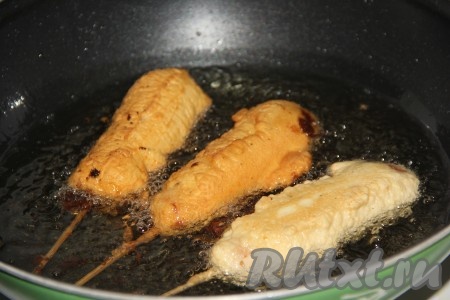 Обжарить сосиски до золотистого цвета с двух сторон на разогретом растительном масле на среднем огне. 