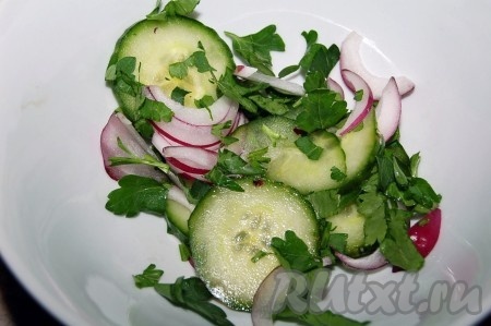 Рыба, жареная в кляре, готова, добавляем зелень, ложку овощного салата (по вашему вкусу) и можно подавать на стол.