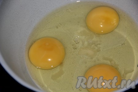 Яйца поместить в глубокую миску, слегка посолить.