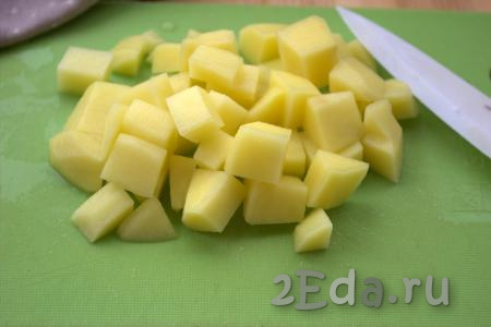 Пока варится перловая крупа, картофель вымыть, очистить от кожуры и нарезать средними кубиками.